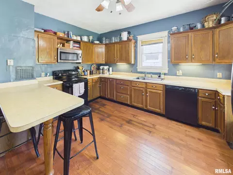 Kitchen - 400 S Adelia St, Springfield, IL 62704 photo 2 of 4