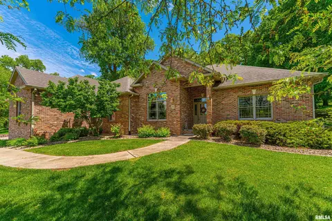 2 Edwards Trce, Elkhart, IL 62634
