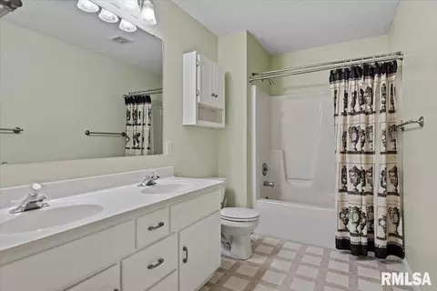 Bath - 2601 Chicory Dr, Springfield, IL 62711 photo 3 of 3