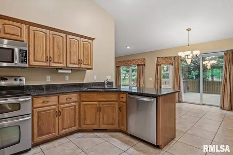 Kitchen - 2601 Chicory Dr, Springfield, IL 62711 photo 2 of 3