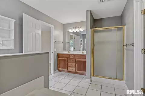 Bath - 2601 Chicory Dr, Springfield, IL 62711 photo 2 of 3