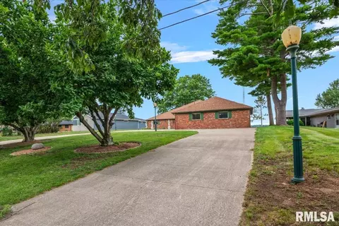 Exterior - 1013 E Lake Shore Dr, Springfield, IL 62712 photo 5 of 15
