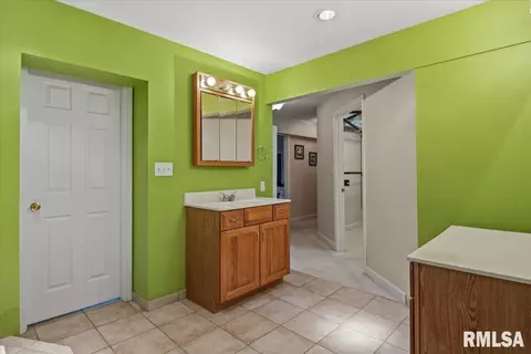 Bath - 1013 E Lake Shore Dr, Springfield, IL 62712 photo 4 of 8