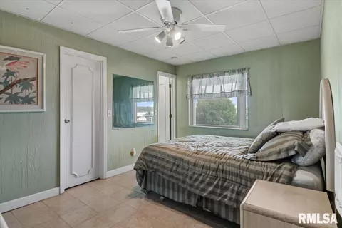 Bedroom - 1013 E Lake Shore Dr, Springfield, IL 62712 photo 11 of 12