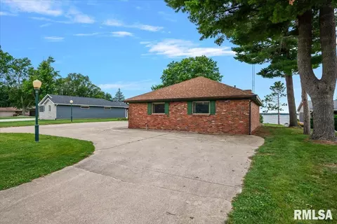 Exterior - 1013 E Lake Shore Dr, Springfield, IL 62712 photo 4 of 15