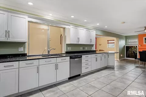 Kitchen - 1013 E Lake Shore Dr, Springfield, IL 62712 photo 1 of 6