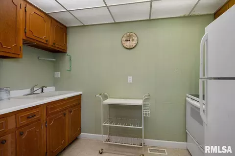 Kitchen - 1013 E Lake Shore Dr, Springfield, IL 62712 photo 6 of 6