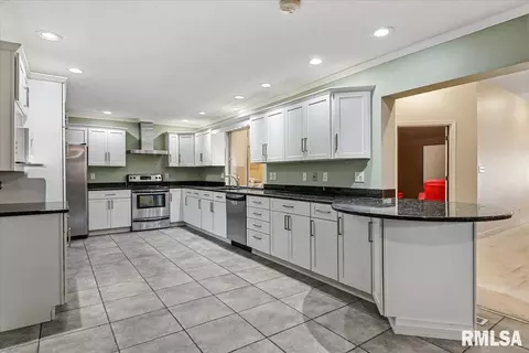 Kitchen - 1013 E Lake Shore Dr, Springfield, IL 62712 photo 5 of 6