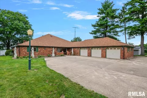 Exterior - 1013 E Lake Shore Dr, Springfield, IL 62712 photo 2 of 15
