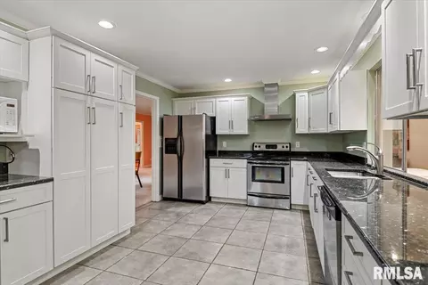 Kitchen - 1013 E Lake Shore Dr, Springfield, IL 62712 photo 4 of 6