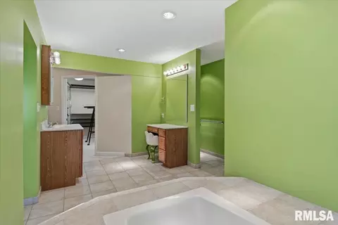 Bath - 1013 E Lake Shore Dr, Springfield, IL 62712 photo 3 of 8