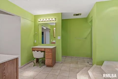 Bath - 1013 E Lake Shore Dr, Springfield, IL 62712 photo 2 of 8