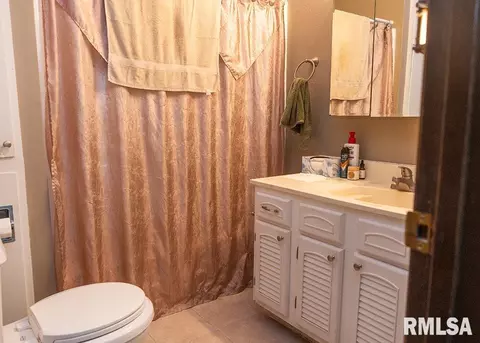 Bath - 9502 Anglen Rd, Farina, IL 62838 photo 1 of 2