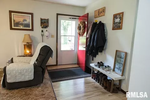 Entry Way - 9502 Anglen Rd, Farina, IL 62838 photo 1 of 2