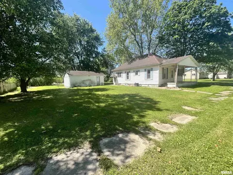 102 Sycamore St, Thayer, IL 62689