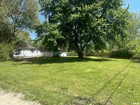 Exterior - 102 Sycamore St, Thayer, IL 62689 photo 3 of 3