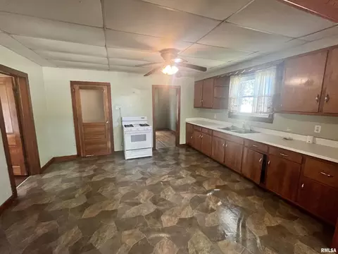 Entry Way - 102 Sycamore St, Thayer, IL 62689 photo 1 of 3
