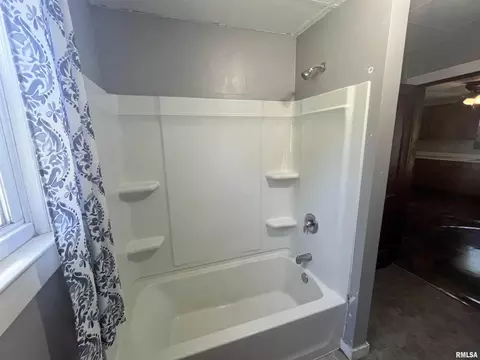 Bath - 102 Sycamore St, Thayer, IL 62689 photo 2 of 2