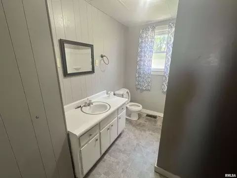 Bath - 102 Sycamore St, Thayer, IL 62689 photo 1 of 2