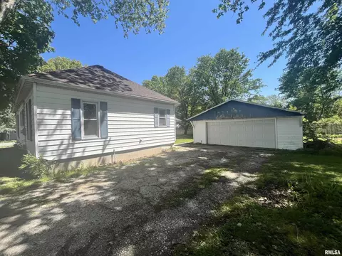 Exterior - 102 Sycamore St, Thayer, IL 62689 photo 2 of 3