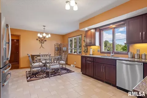 Kitchen - 4084 Hollyhock Dr, Springfield, IL 62711 photo 4 of 4