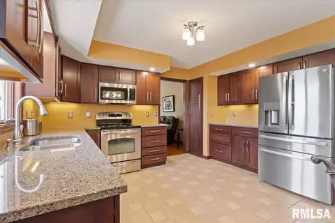 Kitchen - 4084 Hollyhock Dr, Springfield, IL 62711 photo 2 of 4