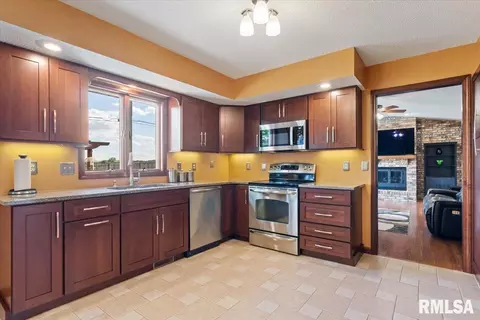 Kitchen - 4084 Hollyhock Dr, Springfield, IL 62711 photo 3 of 4