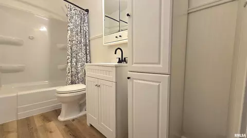Bath - 1907 N 10th St, Springfield, IL 62702 photo 1 of 1