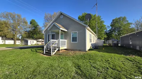 Exterior - 114 Ebony St, Thayer, IL 62689 photo 1 of 4