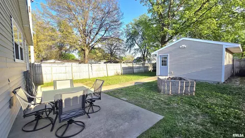 Exterior - 114 Ebony St, Thayer, IL 62689 photo 3 of 4