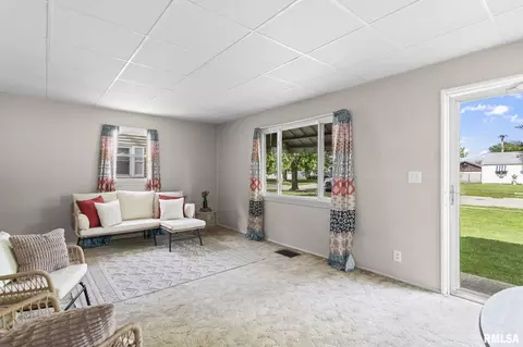 Living - 1605 N 21st St, Springfield, IL 62702 photo 1 of 1