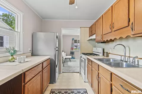 Kitchen - 1605 N 21st St, Springfield, IL 62702 photo 3 of 4