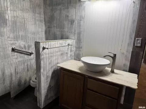 Bath - 313 Central Ave, Saint David, IL 61563 photo 1 of 1