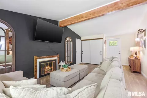 Living - 24 Sunnyside Dr, Springfield, IL 62702 photo 3 of 3