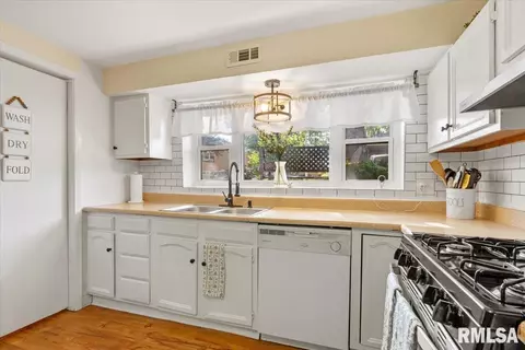 Kitchen - 24 Sunnyside Dr, Springfield, IL 62702 photo 2 of 4