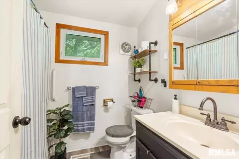 Bath - 24 Sunnyside Dr, Springfield, IL 62702 photo 2 of 2