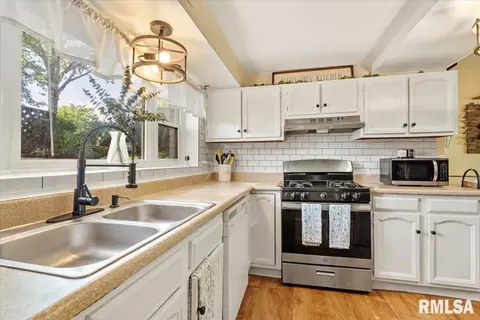 Kitchen - 24 Sunnyside Dr, Springfield, IL 62702 photo 4 of 4