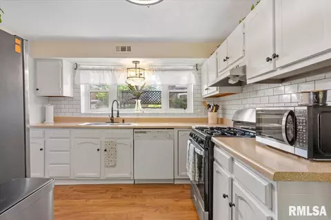 Kitchen - 24 Sunnyside Dr, Springfield, IL 62702 photo 1 of 4