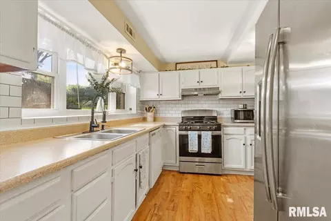 Kitchen - 24 Sunnyside Dr, Springfield, IL 62702 photo 3 of 4