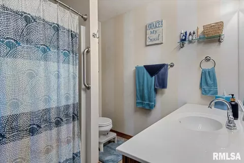 Bath - 2429 Glencoe St, Springfield, IL 62704 photo 1 of 3