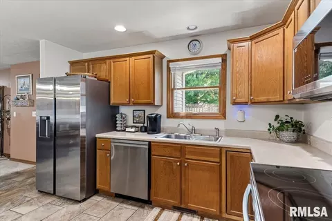 Kitchen - 2429 Glencoe St, Springfield, IL 62704 photo 3 of 4