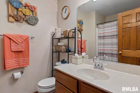 Bath - 2429 Glencoe St, Springfield, IL 62704 photo 2 of 3