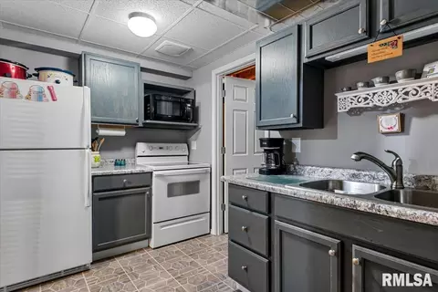 Kitchen - 2429 Glencoe St, Springfield, IL 62704 photo 4 of 4