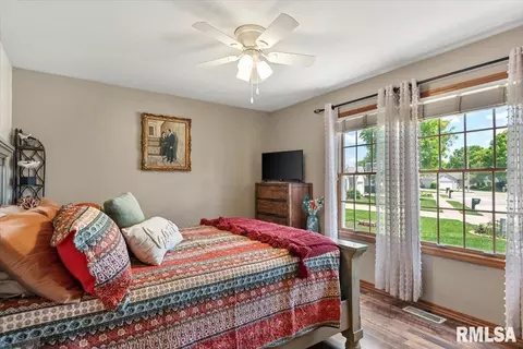 Bedroom - 2429 Glencoe St, Springfield, IL 62704 photo 5 of 10