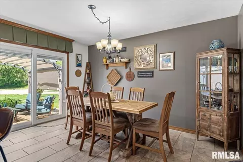 Dining - 2429 Glencoe St, Springfield, IL 62704 photo 1 of 2