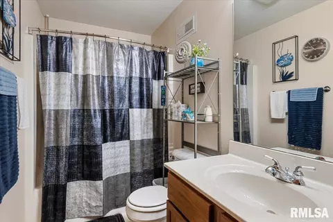 Bath - 2429 Glencoe St, Springfield, IL 62704 photo 3 of 3