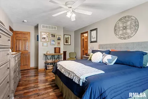 Bedroom - 2429 Glencoe St, Springfield, IL 62704 photo 2 of 10