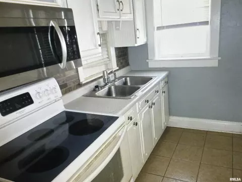 Kitchen - 1733 S Spring St, Springfield, IL 62704 photo 2 of 2