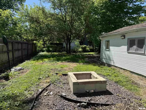 Exterior - 1733 S Spring St, Springfield, IL 62704 photo 4 of 4