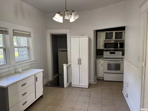 Entry Way - 1733 S Spring St, Springfield, IL 62704 photo 3 of 7